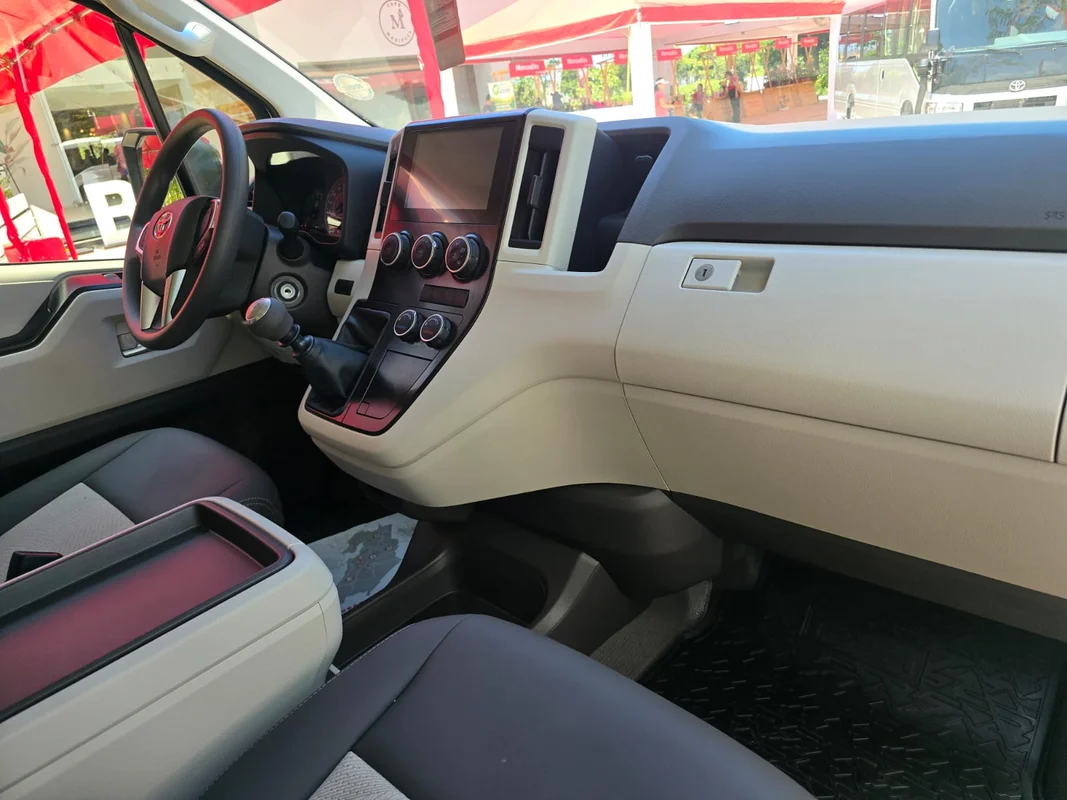 Toyota Hiace en Mongos Travel La Fortuna